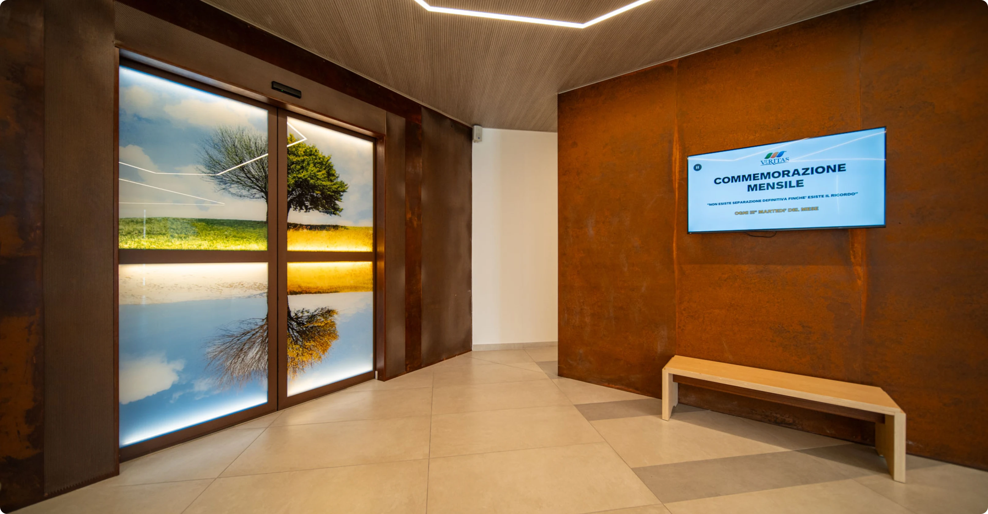 porta della sala del commiato di Conegliano con albero della vita