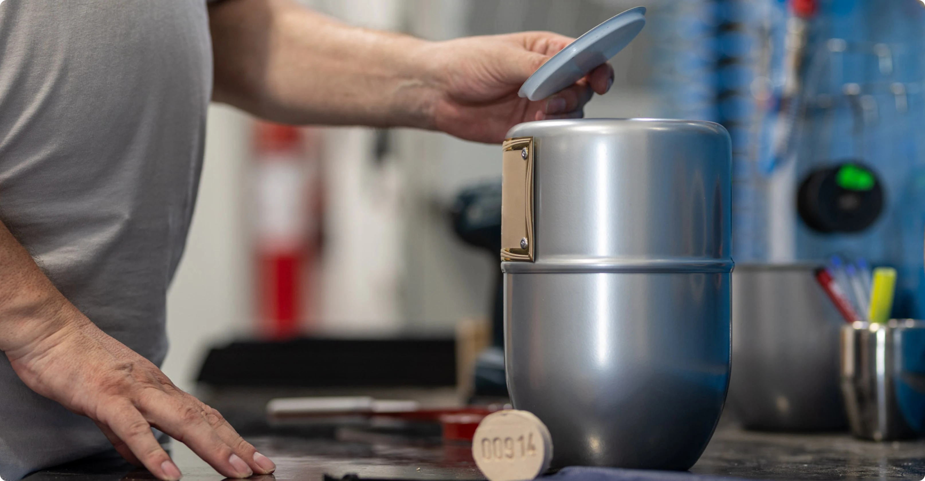 urna cineraria in metallo in primo piano