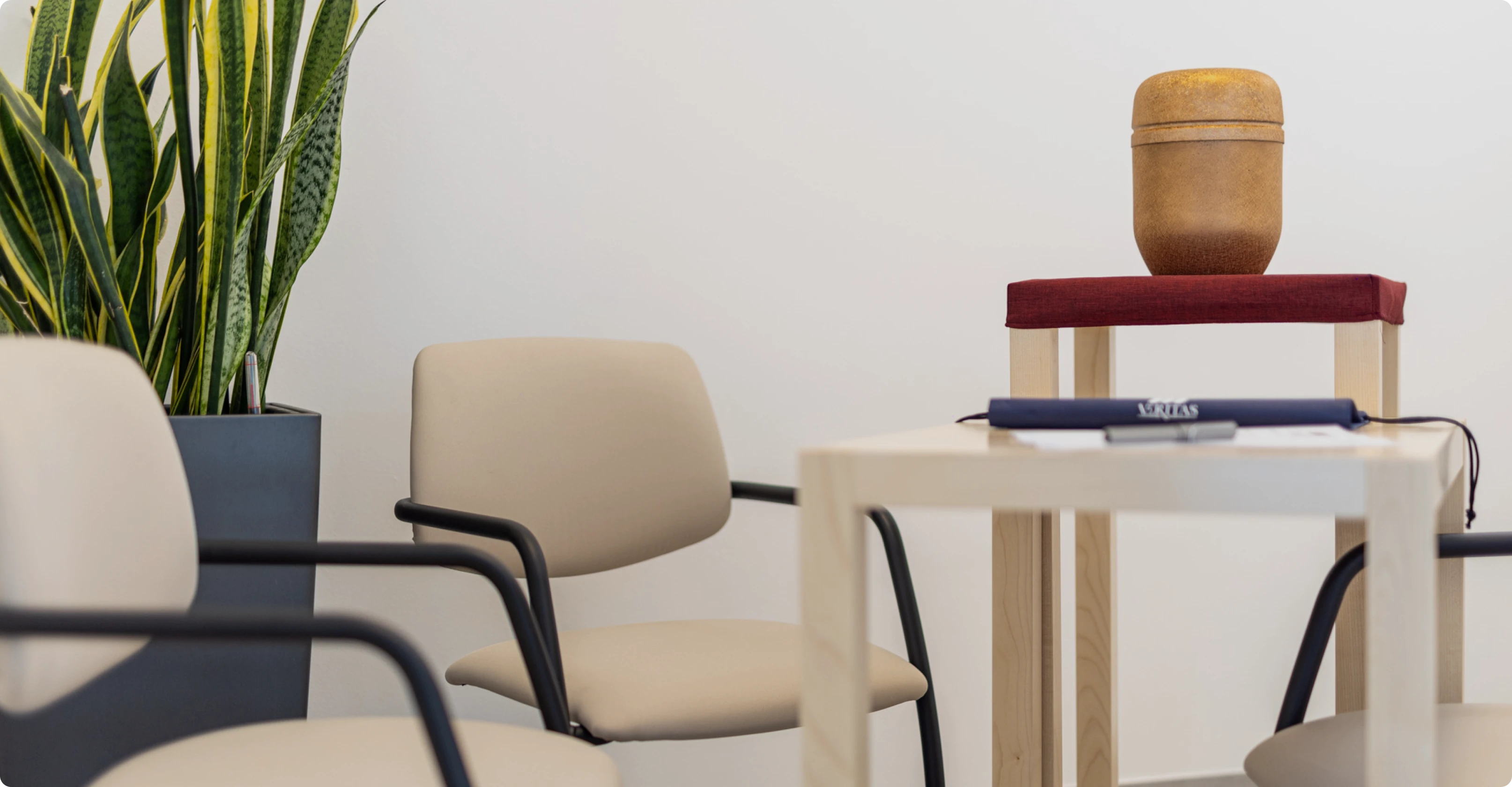 urna in legno su tavolo