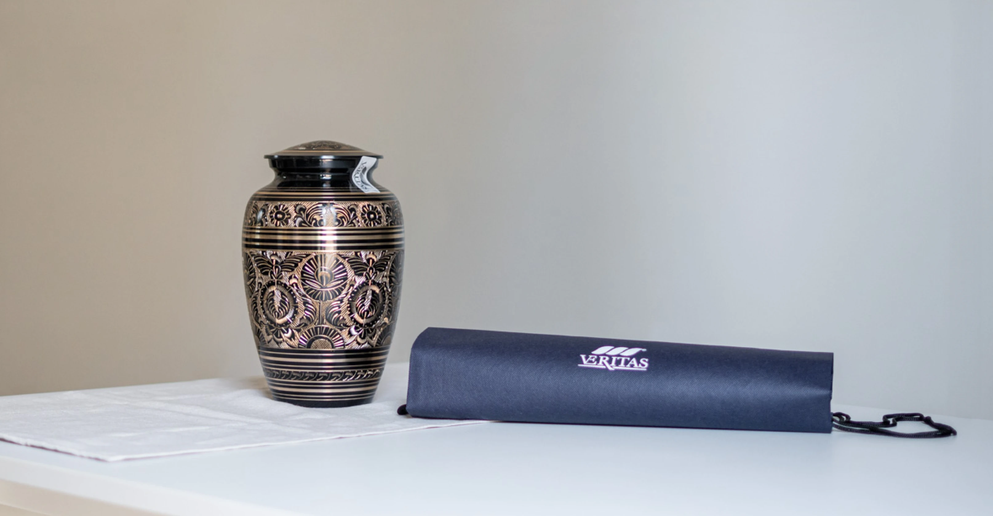 urna cineraria in ceramica con sacchetto con logo Veritas