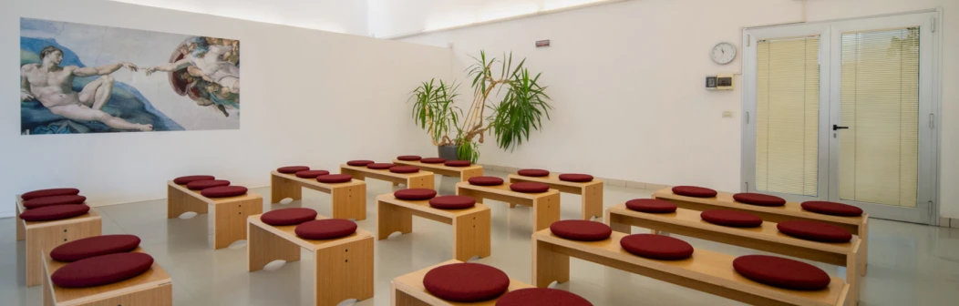 sedute sala del commiato di Spinea inquadratura obliqua