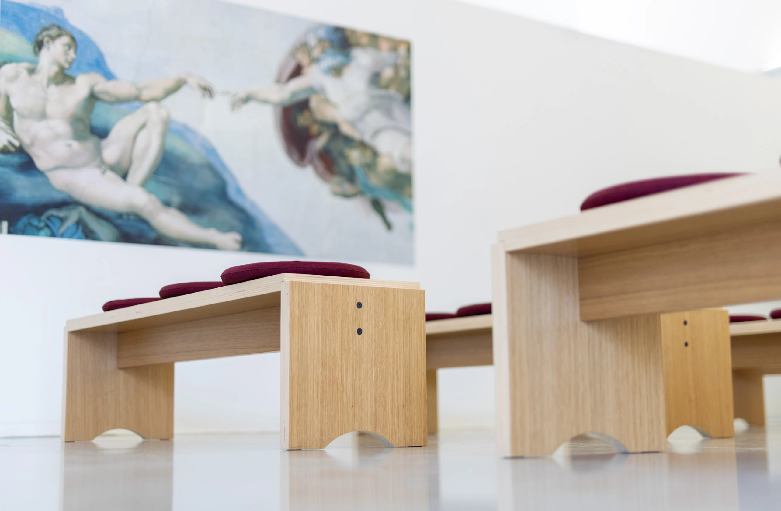 sedute sala del Commiato di Spinea con quadro di Michelangelo