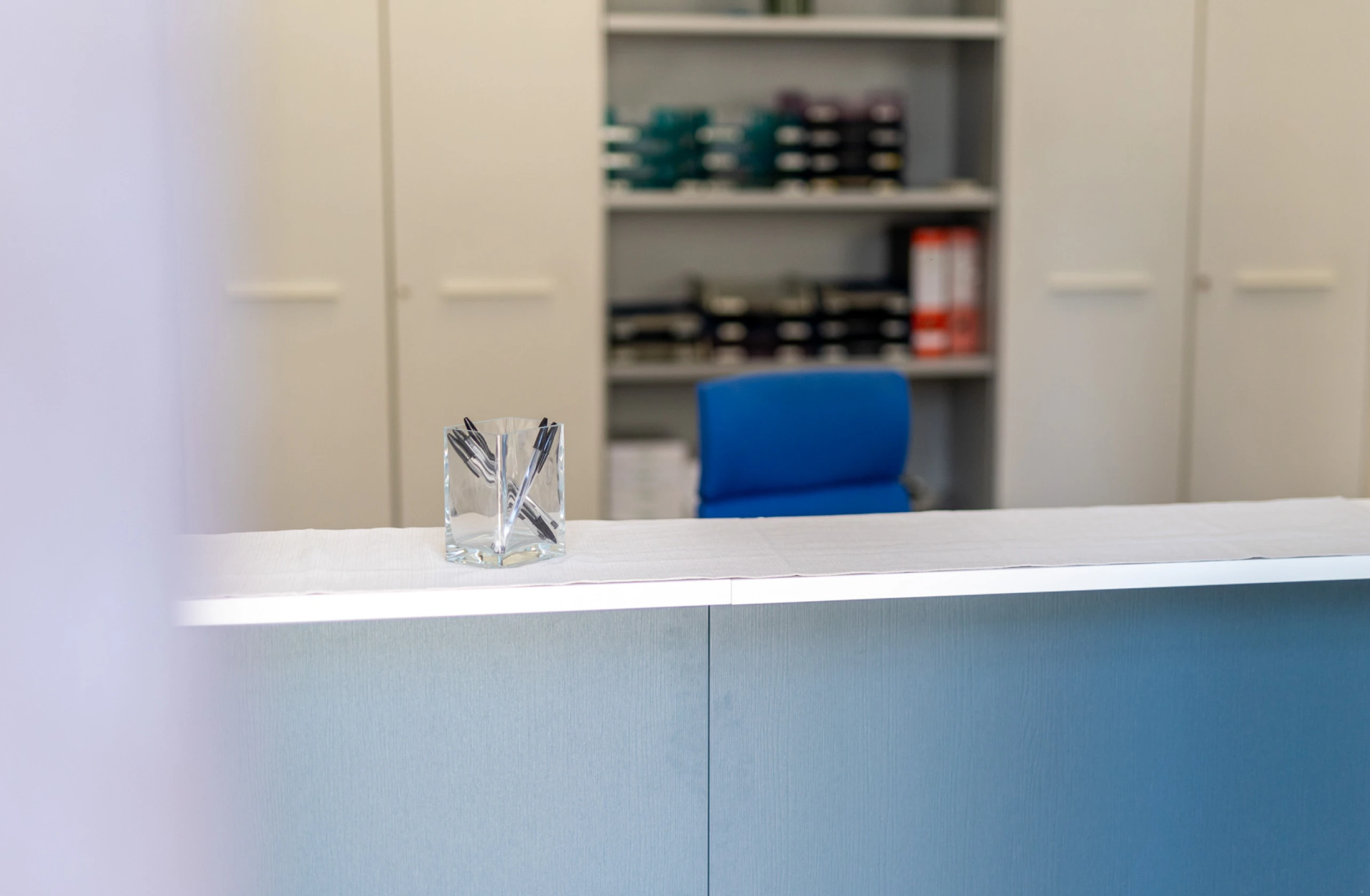 portapenne su tavolo segreteria crematorio