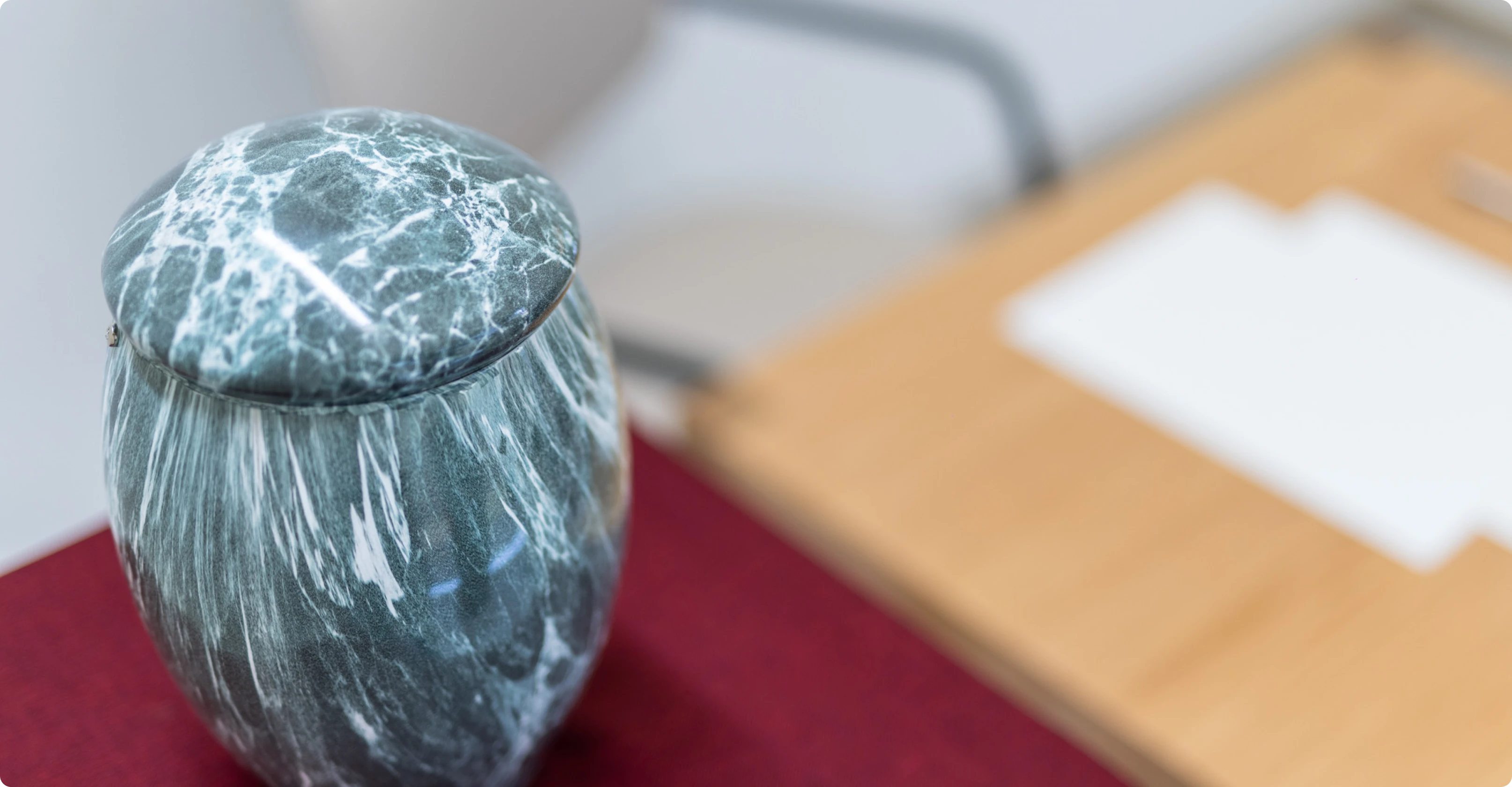 urna cineraria di marmo in primo piano