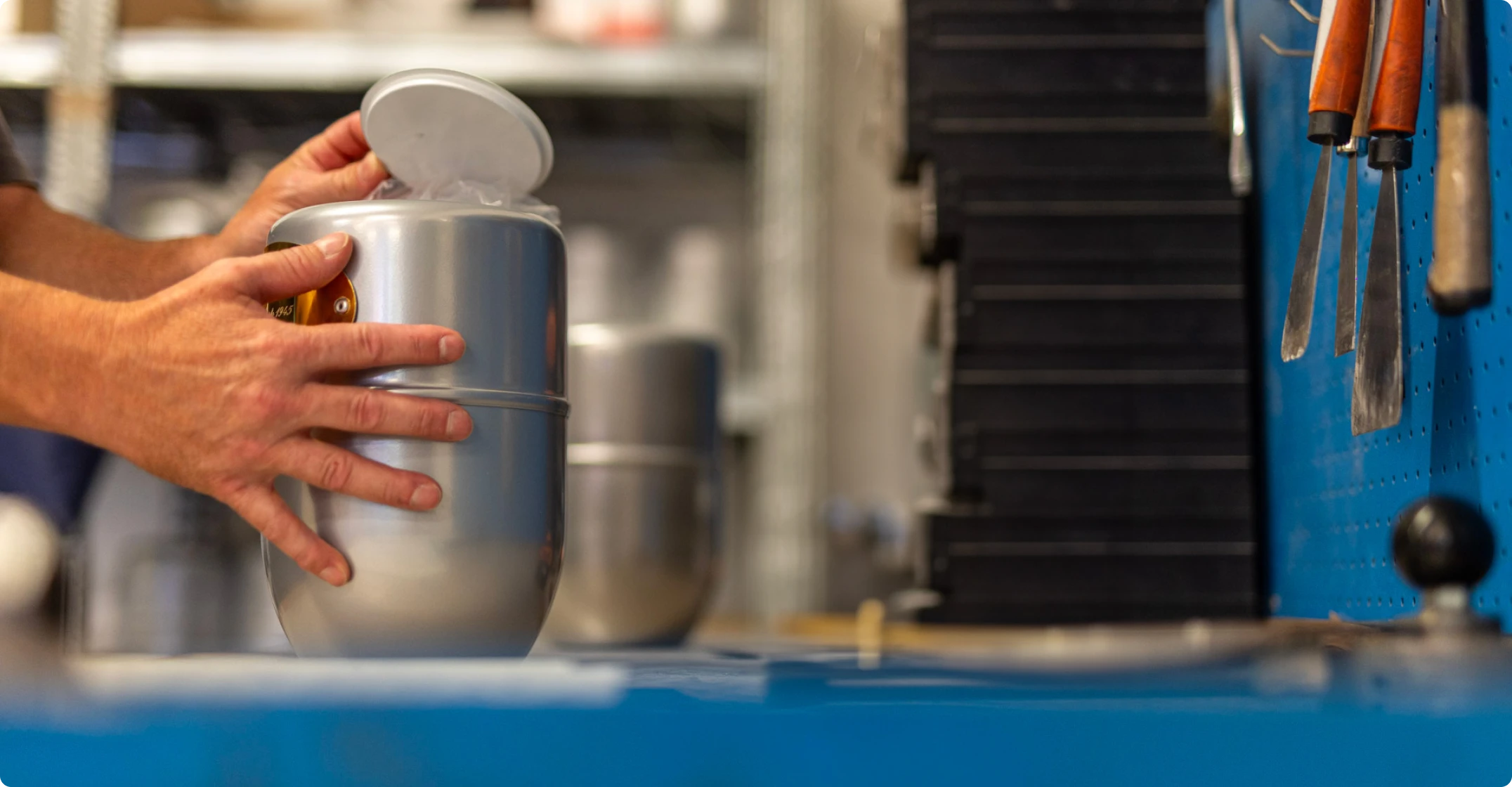 urna cineraria in metallo in primo piano