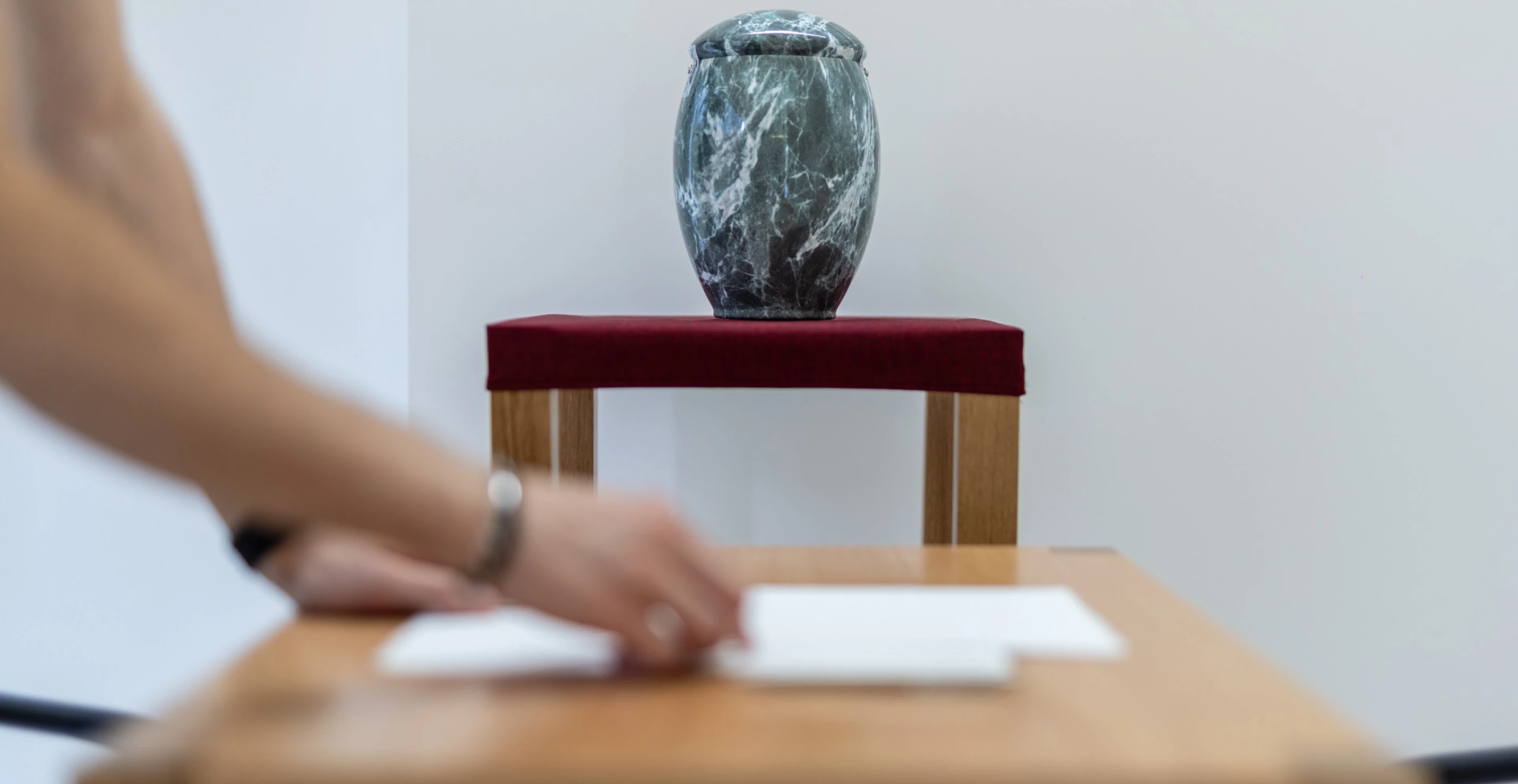 urna cineraria di marmo su tavolo