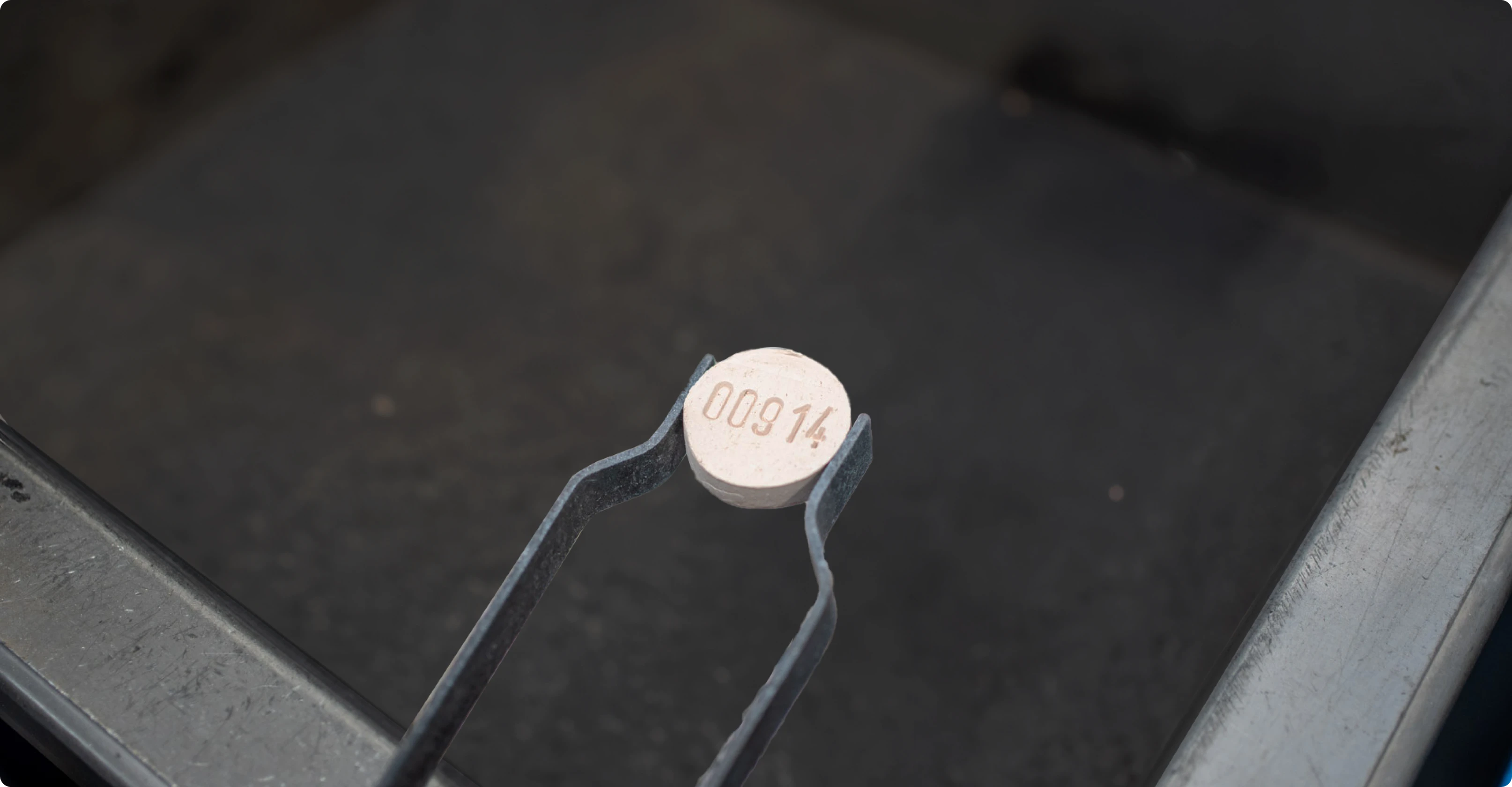 dischetto con numero identificativo dell’urna cineraria